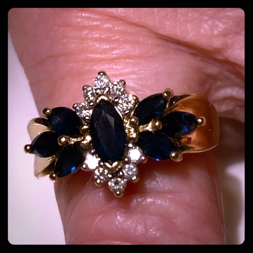 Blue Sapphire & Diamond Ring Stunning (Authentic)
